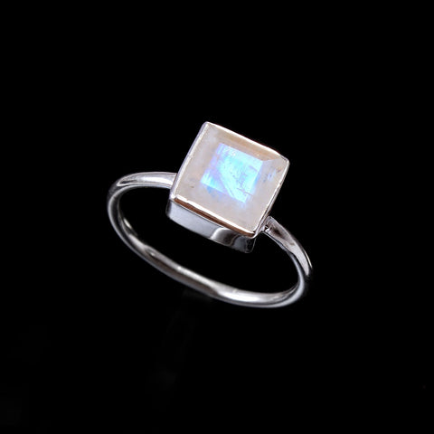 925 Sterling Silver Rainbow Moonstone Ring: A Magical Touch of Elegance and Transformation